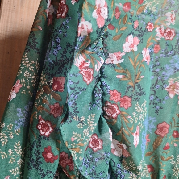 A Lulu's long sleeve sheer button-down floral top with ruffled sleeves in small. - Picture 6 of 7